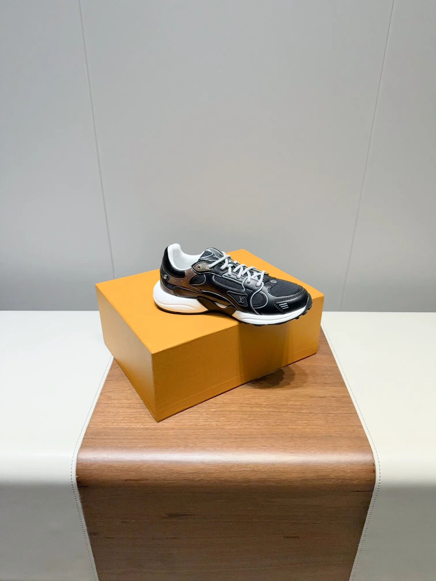 👟👟Ex-factory price 680👟👟 Men's size +10 LV Louis Vuitton OLYMPIA couple's sneakers. Purchased two pairs of Taikoo Hui RMB 18,200 to develop and reproduce. All details are correct. This model L Olympia sneakers combine mesh fabric and metallic synthetic leather and other technical fabrics to reinterpret the classic running shoe design with a neat and simple design. Lightweight EVA outsole provides a stretchy ride. Rich details such as Monogram embossing and presbyopic letters establish recognition. Mixed material embossing on the upper. Louis Vuitton elements on the laces. Original molded EVA. Outsole decorated with Monogram flowers. Size: 35-40 for women and 39-44 for men (40 for women and 45 for men are custom-made and cannot be returned or exchanged)